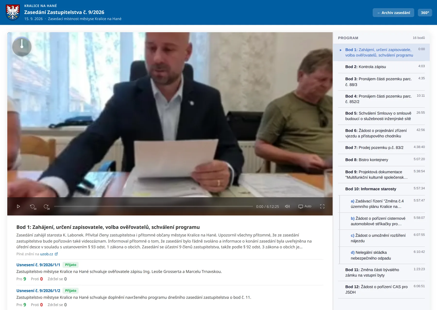 Přehrávač PublicStream 360: zasedání zastupitelstva městyse Kralice na Hané s titulkem řečníka, programem jednání a usneseními s výsledky hlasování