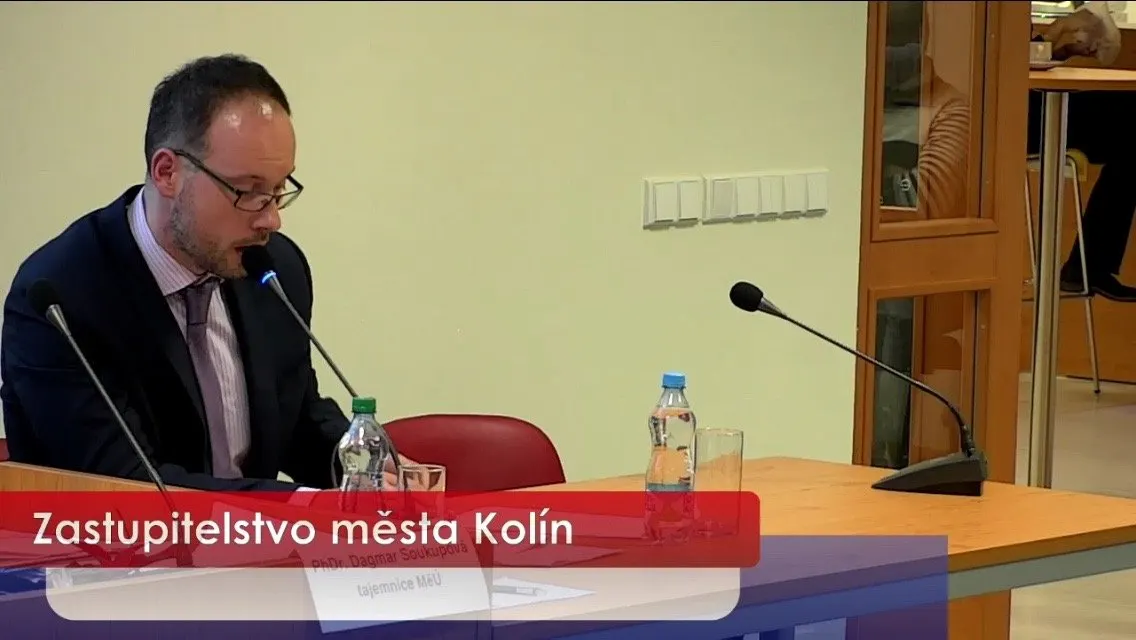 Záběr z přenosu zastupitelstva města Kolína s titulkem